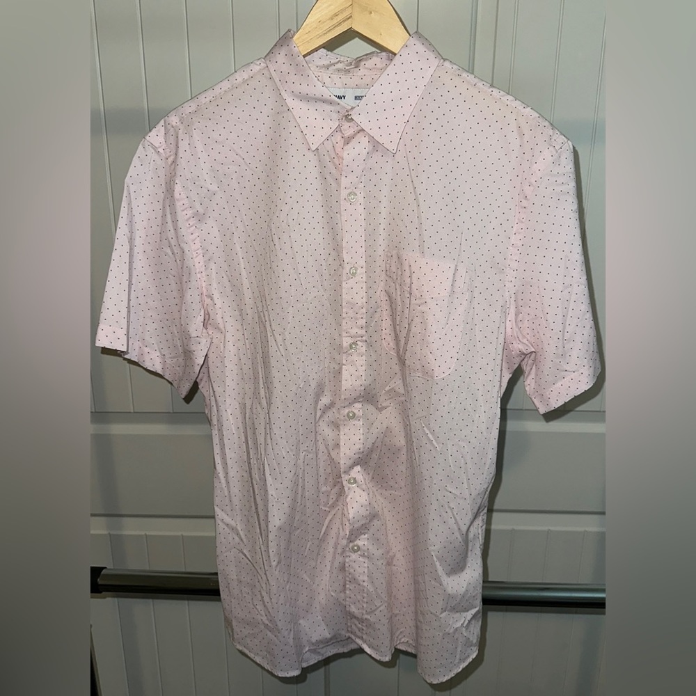 Old Navy built in flex short sleeve button down. Worn once or twice. Size M.